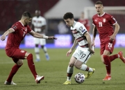 爱游戏体育地址-欧预赛比赛场上紧张刺激，气氛燃烧热情的简单介绍