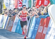 爱游戏亚洲官网-游泳选手冲刺终点，观众热情呐喊