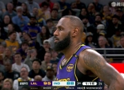 爱游戏体育下载-湖人绝杀勇士，詹皇抢断关键时刻致胜