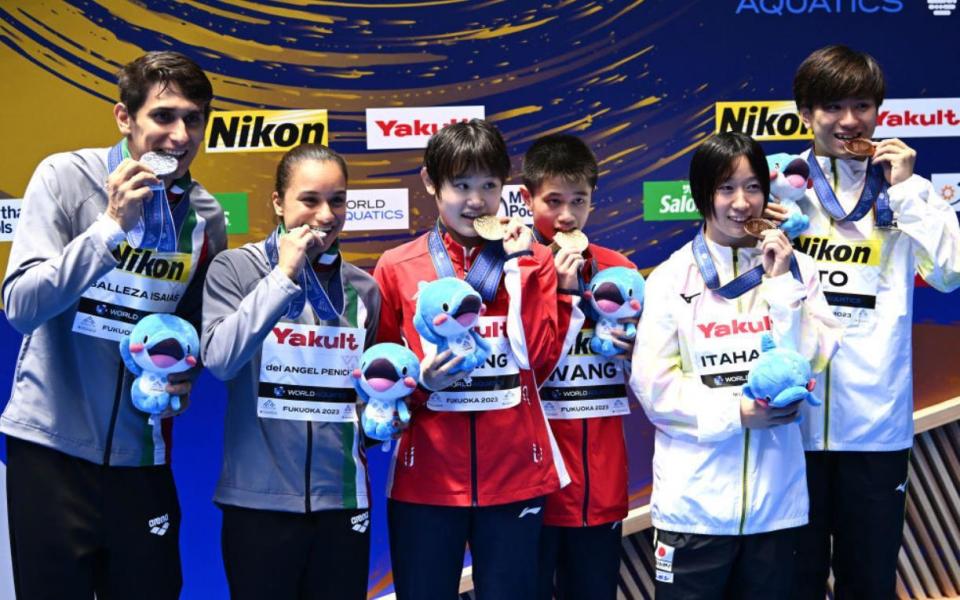 日本选手击败对手赢得跳水比赛