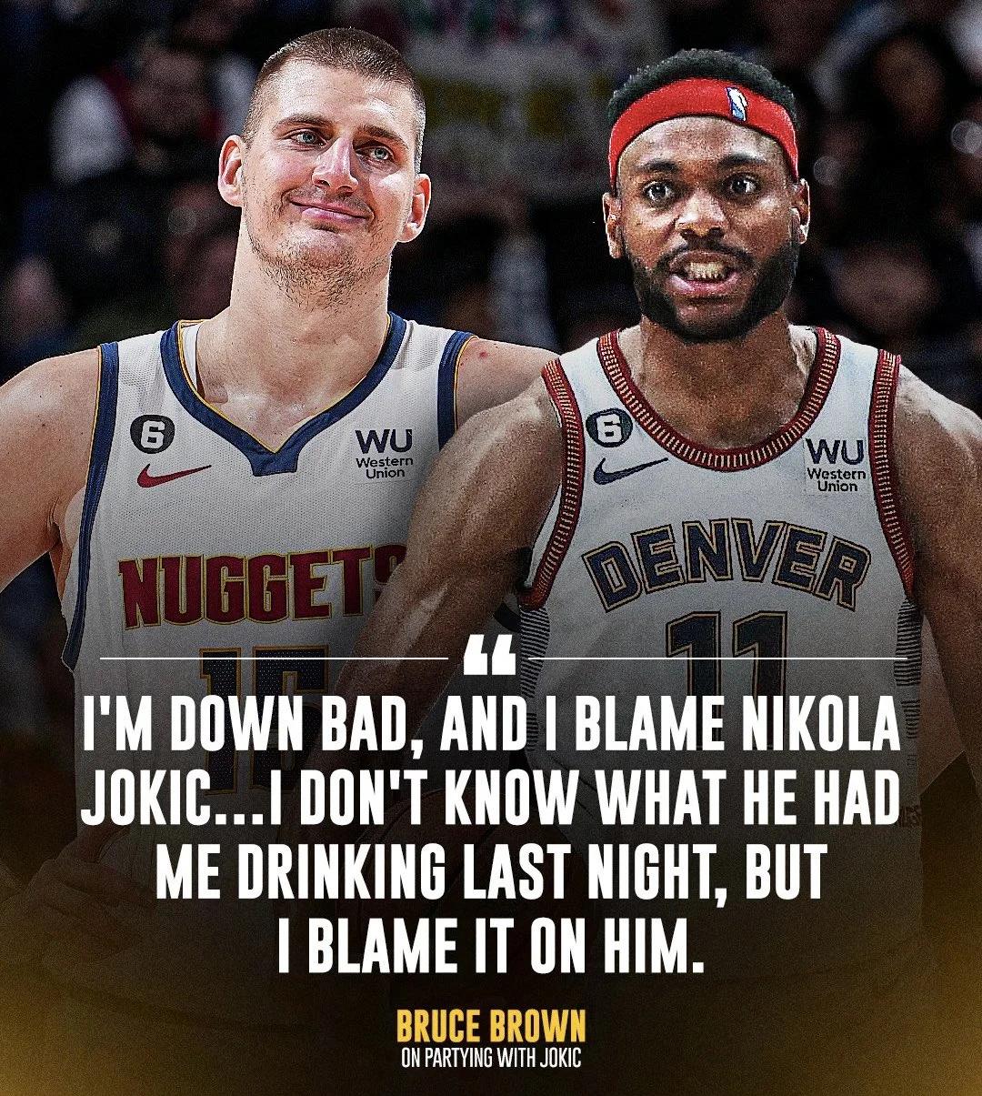 猛龙队携手并肩，在比赛中获得胜利