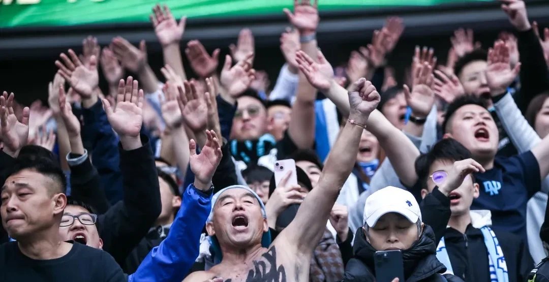 一线队员发挥出众，引发球迷欢呼的简单介绍