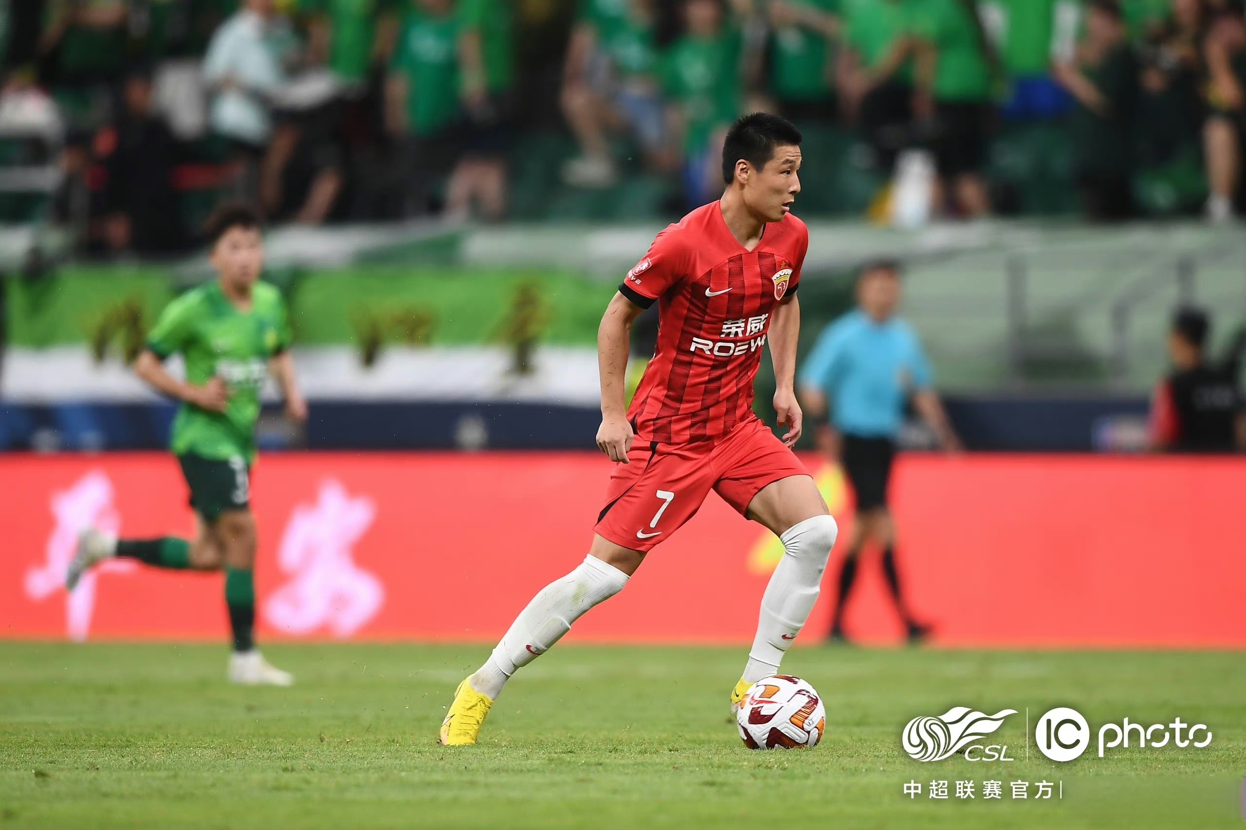 瓦尔省球迷热情支持，队员们备战下一场比赛的简单介绍