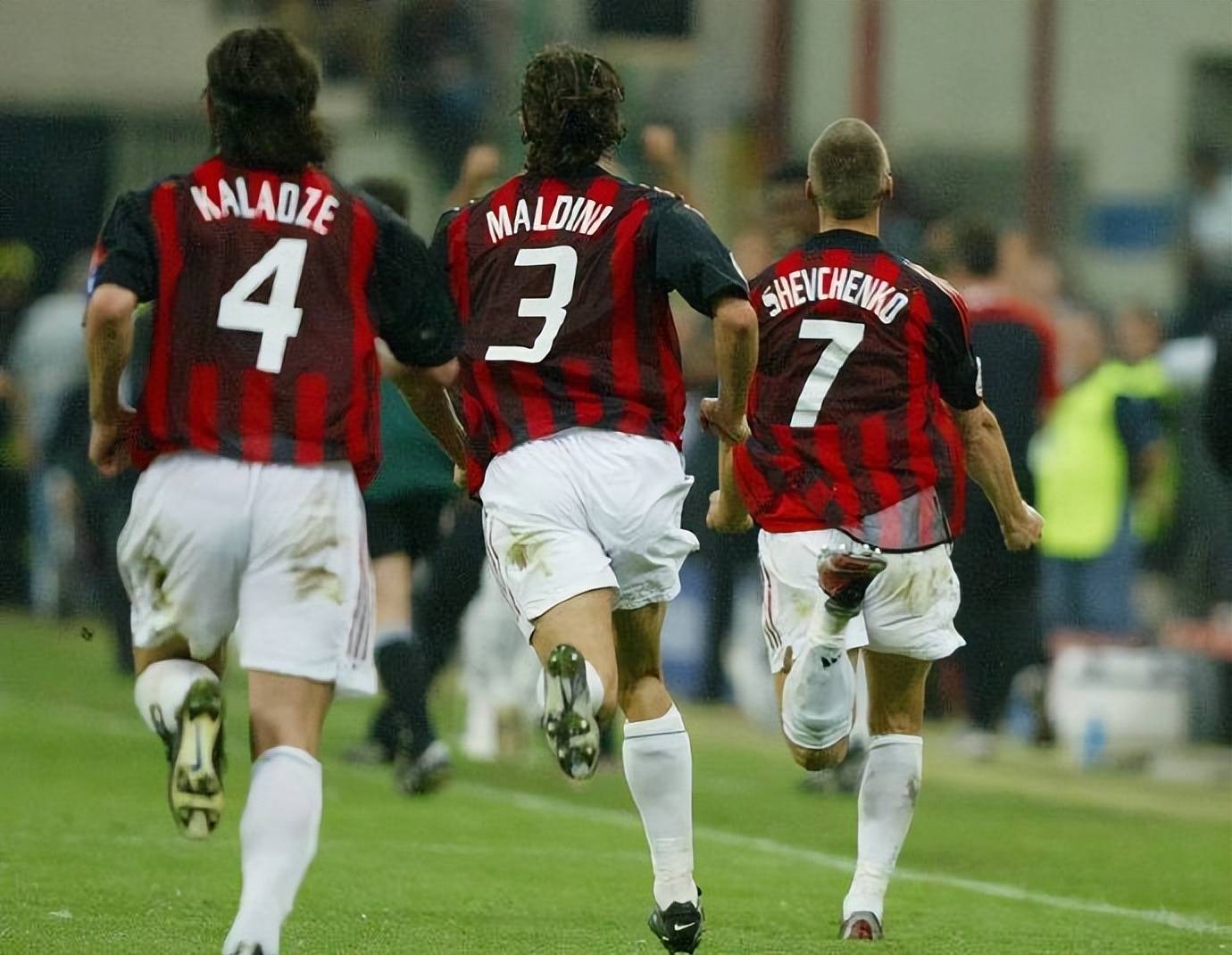 包含AC米兰主场逼平巴黎，强势晋级欧冠八强的词条