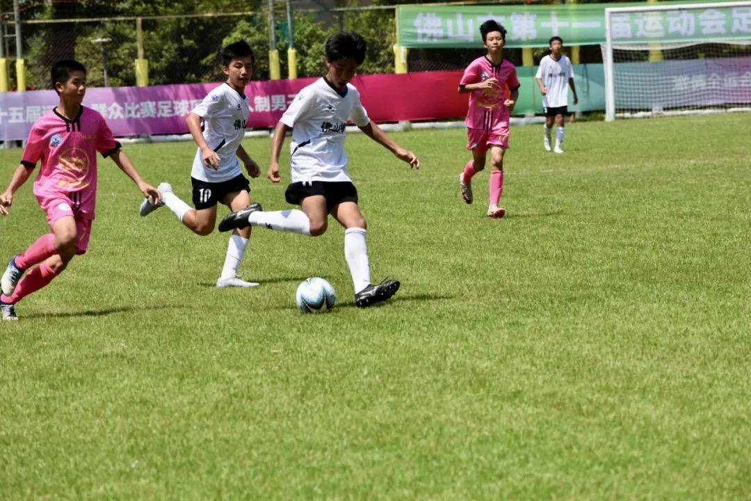 足球比赛闪耀舞台，精彩一览无遗的简单介绍