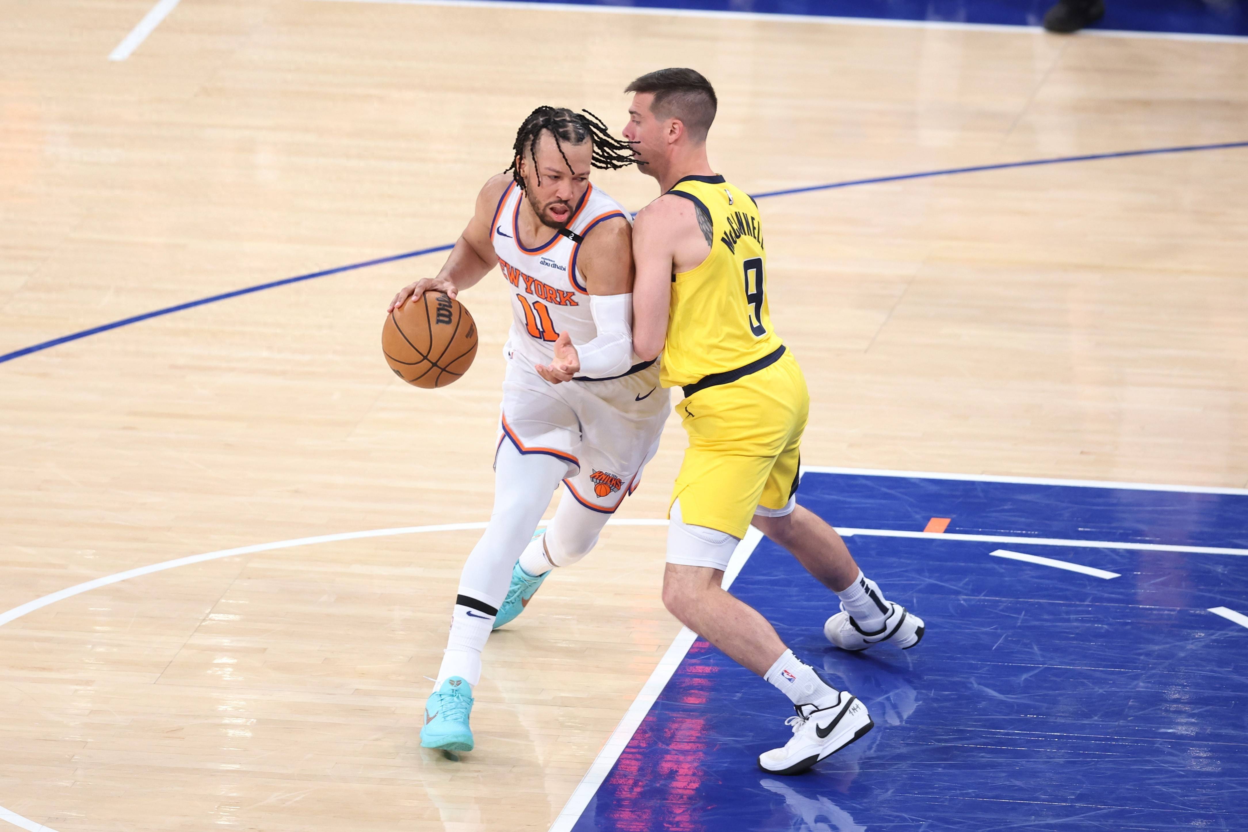 包含魔术师保罗指挥篮球赛场，尼克斯队再创历史的词条