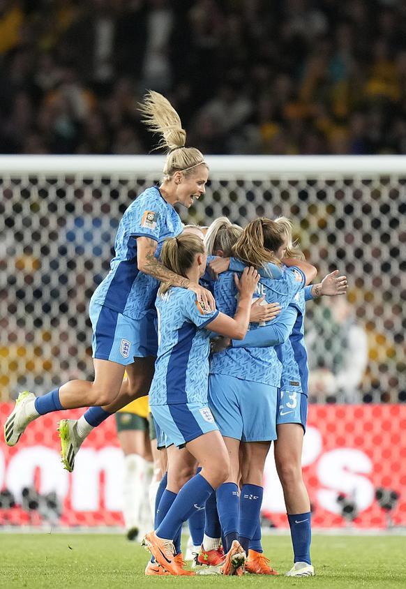 精彩对决！世界名校杯女足赛，英格兰对法国