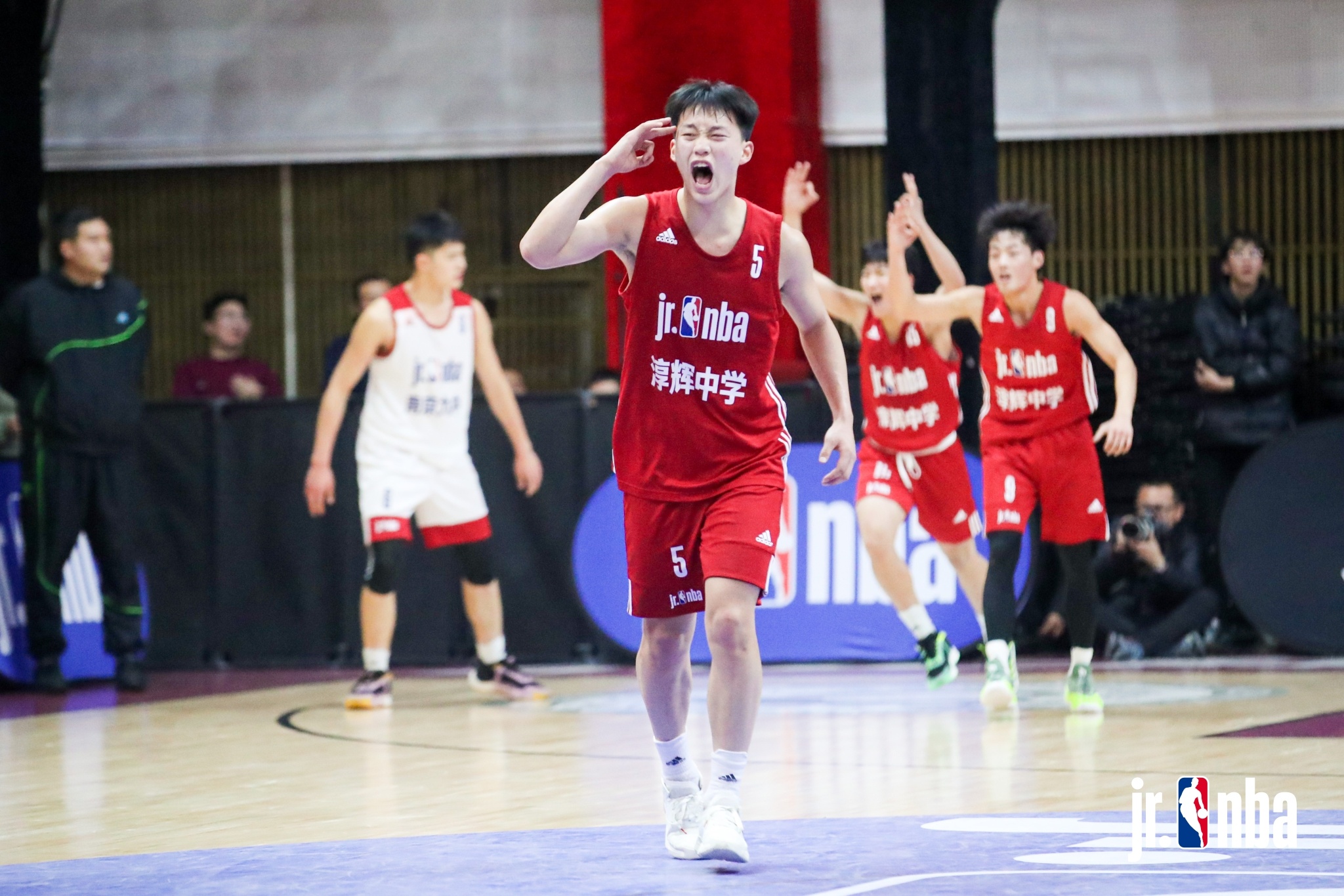 知名球员在职业篮球赛事中频频刷新纪录