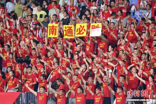 辣妈球迷现场助威,为球队加油鼓劲 辣妈球迷现场助威,为球队加油鼓劲