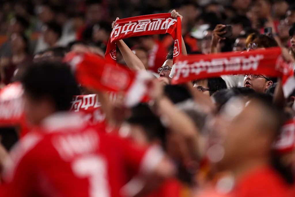 辣妈球迷现场助威,为球队加油鼓劲 辣妈球迷现场助威,为球队加油鼓劲