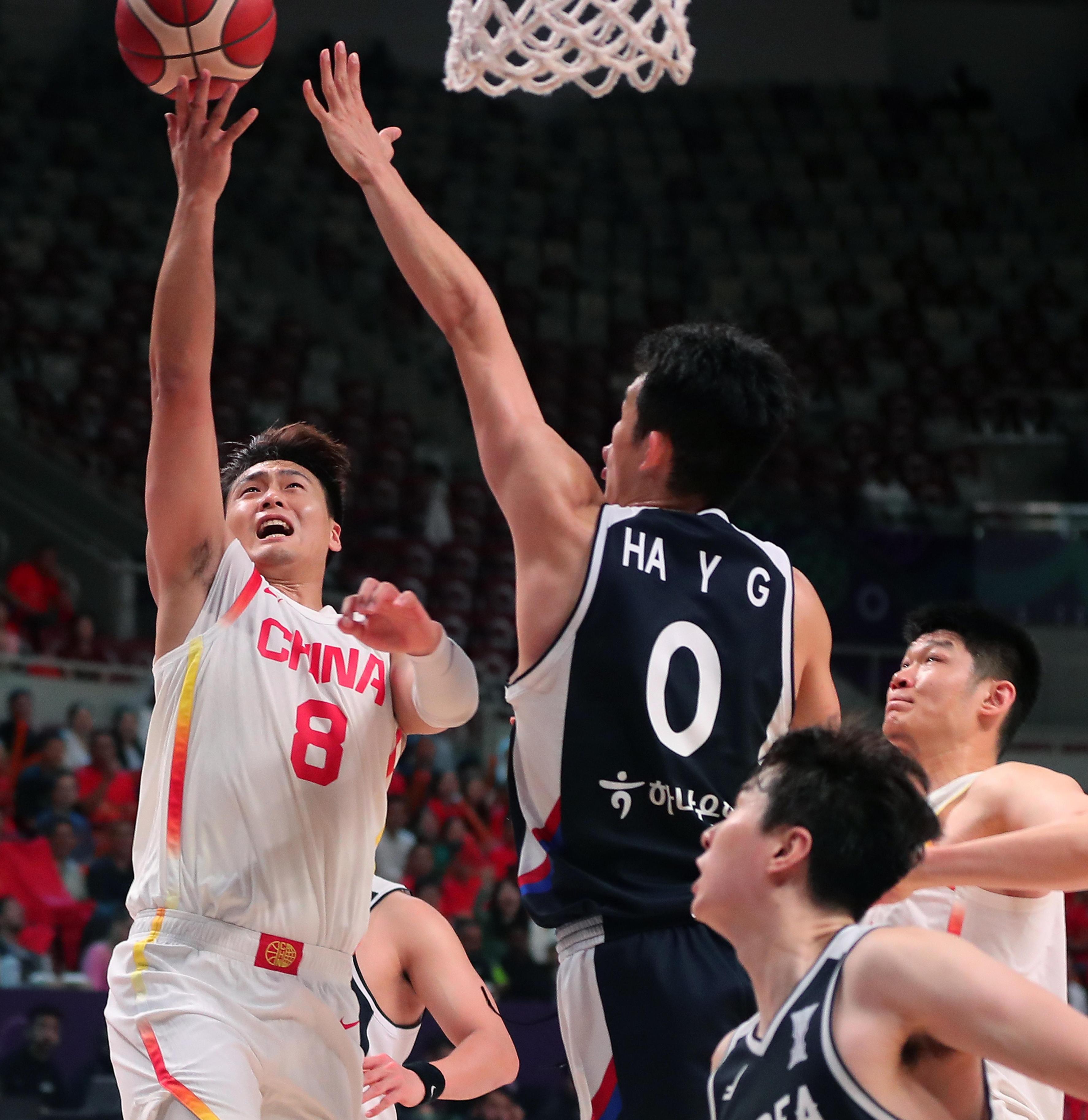 关于中国男篮在国际赛事中展现出色表现，被誉为黑马的信息