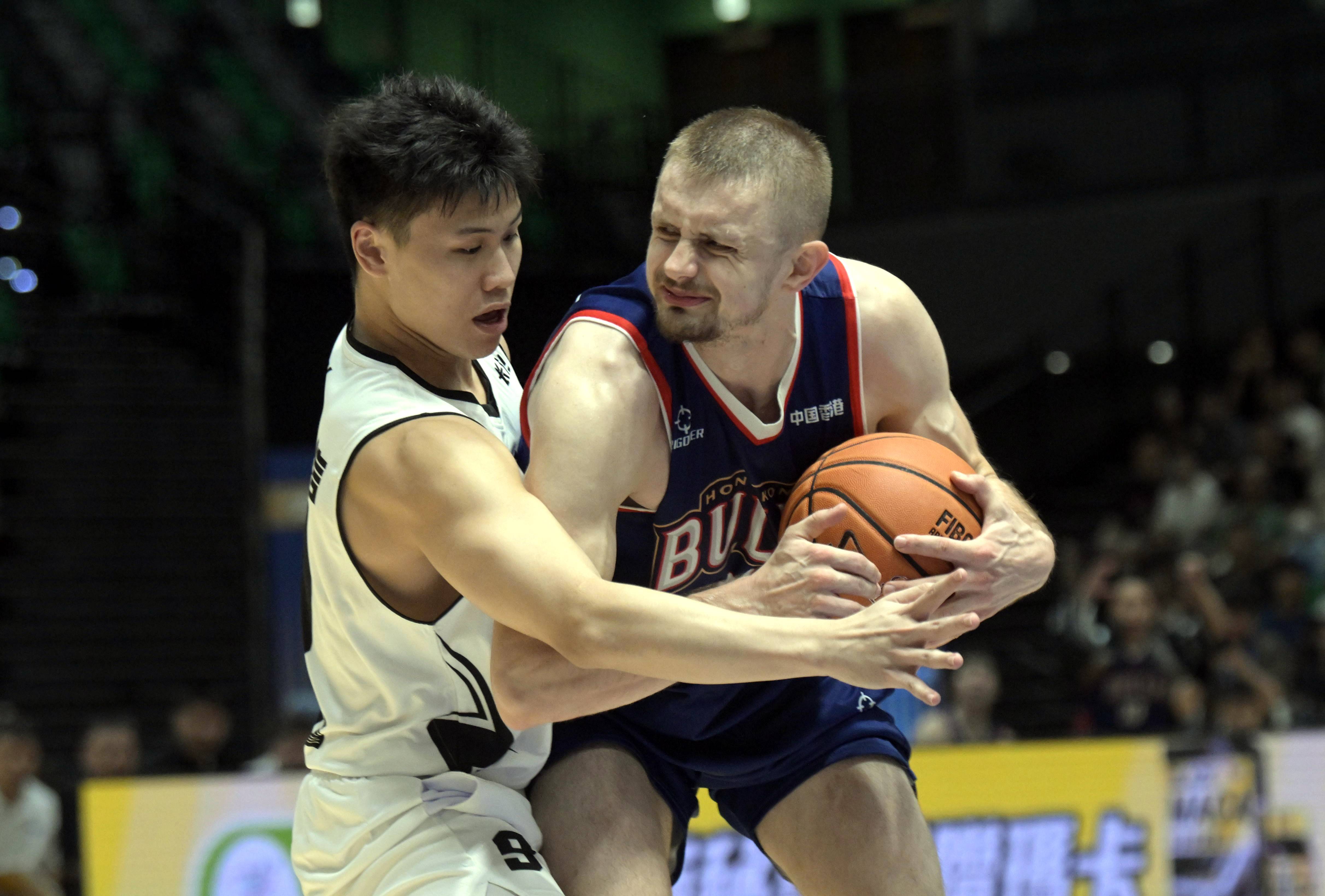 篮球赛场的决胜时刻，谁能夺魁